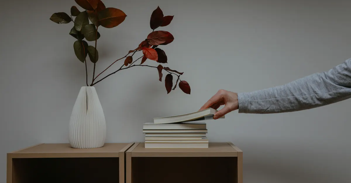 دستی در حال چیدن کتاب روی قفسه، برای نظم‌دادن به کتابخانه‌ی اسکریپت‌های Dynamo